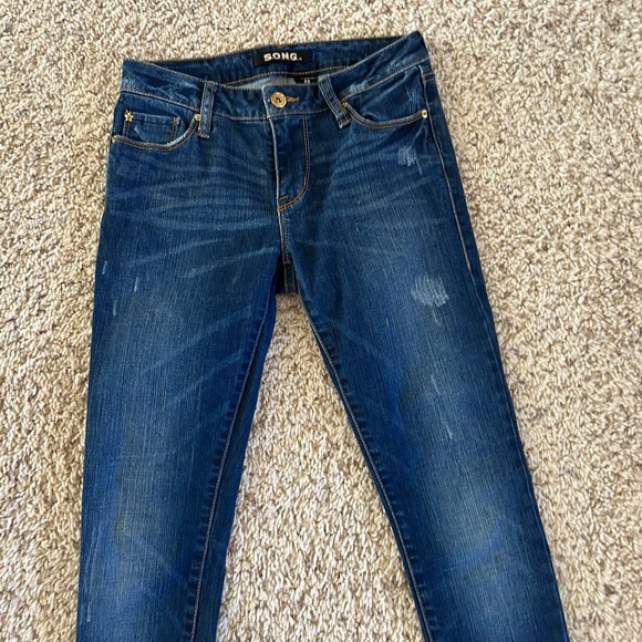 S.O.N.G. Women’s Size 25 - Medium Wash Distressed Skinny Jeans: Excellent! - Picture 2 of 9